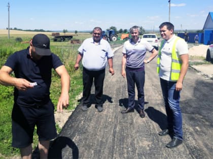 Вадим Рогожин обратил внимание на массовые нарушения при ремонте сельских дорог в Новобурасском районе