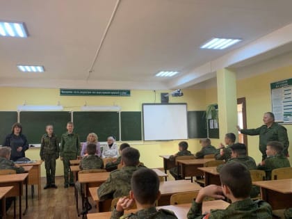 «Серебряные» волонтеры провели урок мужества в кадетской школе-интернате
