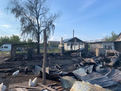 В Гагаринском районе сгорел дом с надворными постройками