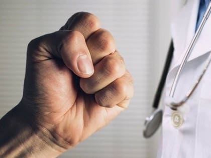 Синдром выгорания? Врачи в регионе разучились улыбаться, а две трети больных недовольны медициной