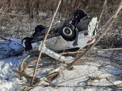 Водитель не удержал "Ниссан" на дороге