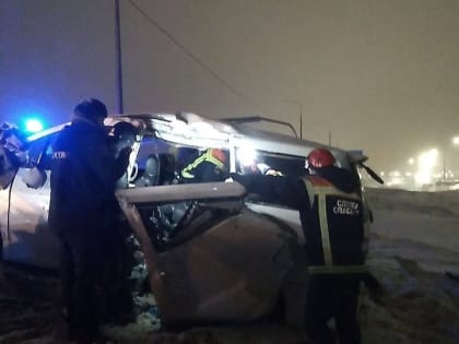 Ночью на СКАД в столб улетел минивэн. Пострадали трое
