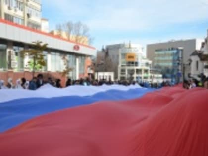 В День народного единства в Саратове развернули 60-метровый флаг России