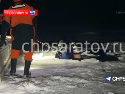 Водолазы ведут поиски тела мужчины, который провалился под лед на внедорожнике