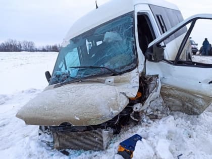 Под Саратовом столкнулись маршрутный микроавтобус и 
