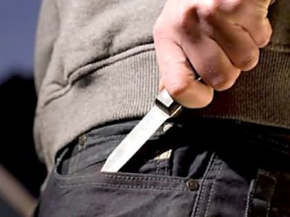 Под Саратовом налетчик угрожал продавцу магазина ножом и похитил деньги