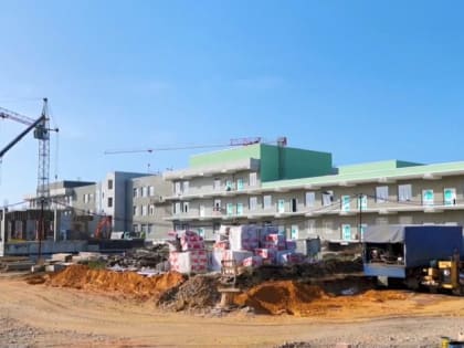 На стройке противотуберкулёзного диспансера ежедневно работают более 300 человек и множество техники