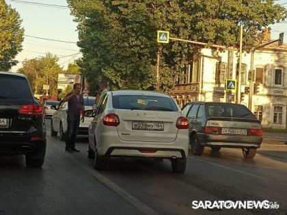 Из-за аварии на Большой Горной затруднено движение в Энгельс