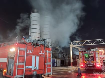 Ночью в Саратове горел завод