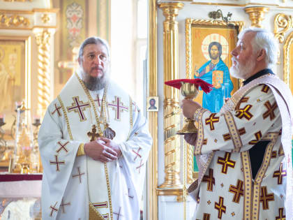 Епископ Пахомий совершил Божественную литургию в Свято-Троицком кафедральном соборе г. Покровска (Энгельса)