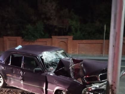 В Саратове "Волга" врезалась в столб. В больницу попали двое