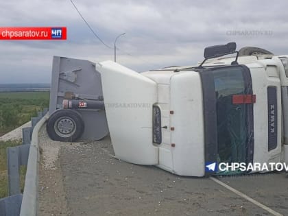 На трассе в Саратове перевернулся грузовик с щебнем. Есть пострадавшие