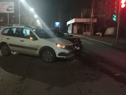 В Кировском районе "Гранта" не пропустила "Приору". Пострадала женщина