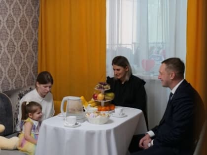 Губернатор Роман Бусаргин познакомился с семьёй бойцам СВО в Екатериновском районе