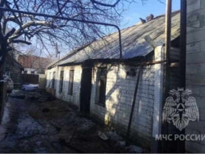 В Кировском районе Саратова сгорел трехквартирный дом на Хвалынской