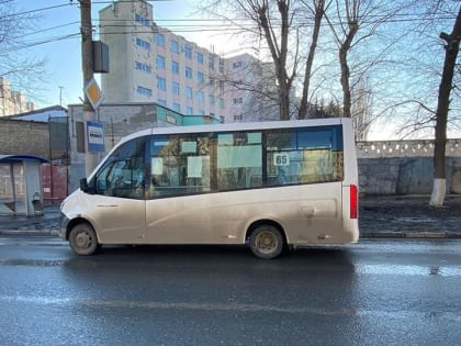 Неосторожный водитель маршрутки уронил пассажирку. Женщина в больнице