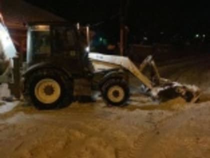 На территории города продолжается уборка снега и наледи