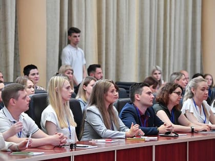 Роман Бусаргин: Будем поддерживать лучших выпускников Школы молодых управленцев