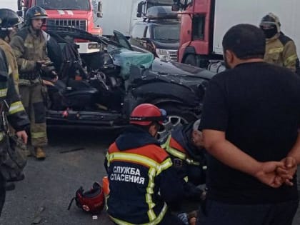 На окраине Саратова столкнулись фура и легковушка. Есть пострадавшие