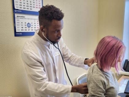 Пациенты выстраиваются в очередь к терапевту из Нигерии