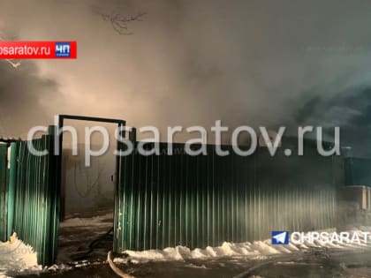 В Кировском районе пожарные ликвидируют возгорание бани