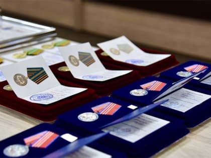 Герои тыла: в Балаково наградили жителей за помощь бойцам СВО