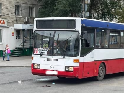 У продовольственного рынка городской автобус сбил женщину