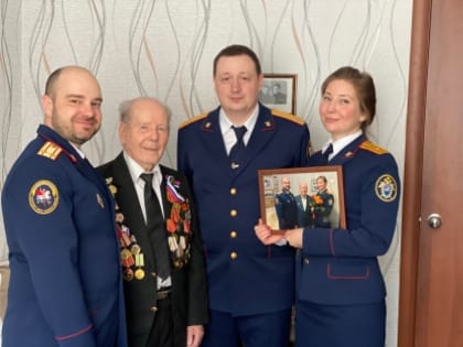 Сотрудники следственного отдела по Волжскому району города Саратов поздравили ветерана Великой Отечественной войны Петра Дмитриевича Колчина с Днем защитника Отечества