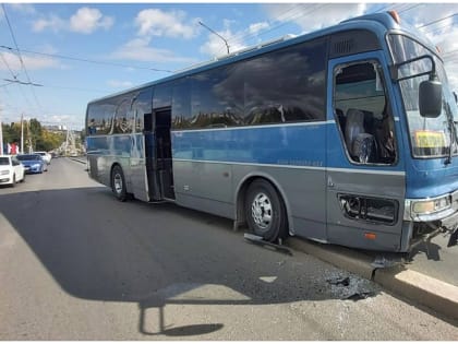 На мосту 3-й Дачной экскурсионный автобус догнал трактор