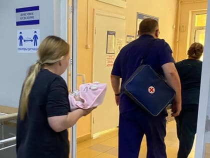 Выпавшую с третьего этажа 10-месячную девочку доставили в Саратов