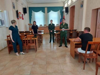 Продолжается разъяснительная работа с жителями Петровского района о военной службе по контракту.