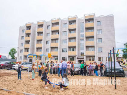 Жильцы ветхих домов в Марксе сегодня побывали в своих будущих новых квартирах