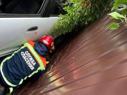 С пригорка на саратовских дачах скатился автомобиль. Пострадал мужчина