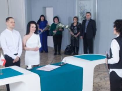 В минувшую субботу в балаковском ЗАГСе поженили 23 пары и поздравили супругов с золотой свадьбой