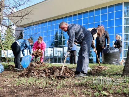 Депутаты и сотрудники аппарата облдумы приняли участие в субботнике в Парке Победы