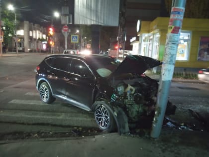 В центре Саратова в тройном ДТП пострадал водитель кроссовера