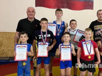 Борцы из Подлесного заняли призовые места на турнире в Ершове