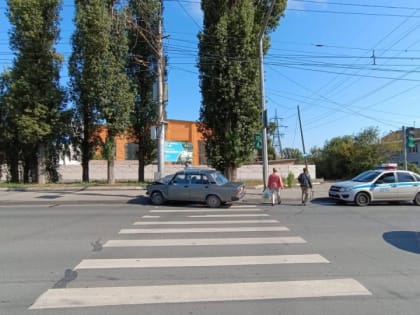 В Саратове "семерка" врезалась в столб. Есть пострадавшие