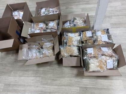 Участницы группы "Петровские Zолушки" расфасовали очередную партию супов быстрого приготовления