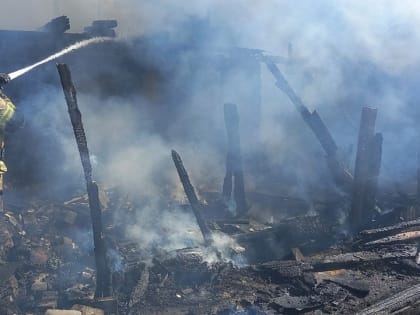 В балаковском селе неизвестный сжег три сарая