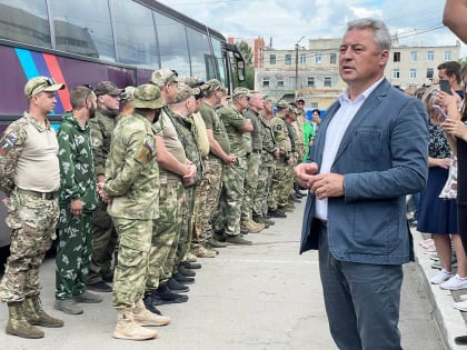 Около ста побывавших в отпуске военнослужащих возвращаются в места проведения специальной военной операции
