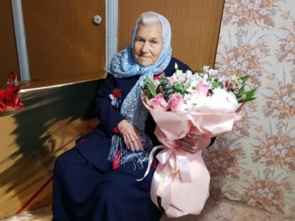 В Саратовской области труженицу тыла поздравили с вековым юбилеем