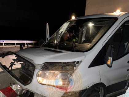 На окраине Саратова фургон врезался в ограждение. Есть пострадавшие