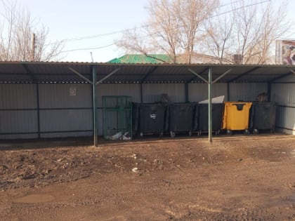 Коммунальные службы города продолжают уборку территорий, прилегающих к контейнерным площадкам