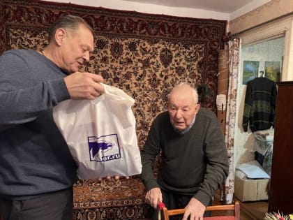 Депутат Государственной Думы поздравил ветерана из Энгельса с Новым годом