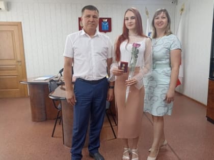 Сергей Пименов в торжественной обстановке вручил выпускникам школ района Почётный знак Губернатора Саратовской области "За отличие в учёбе"