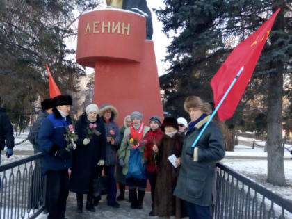 Активисты Ленинского РК  КПРФ г. Саратова возложили цветы к памятнику В.И.Ленину