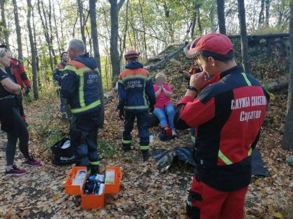 Спасатели вынесли травмированную женщину из леса