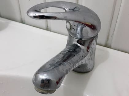 Улица в центре Саратова на весь день осталась без воды