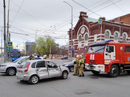 В Саратове перекресток около правительства не поделили "Калина" и пожарная машина